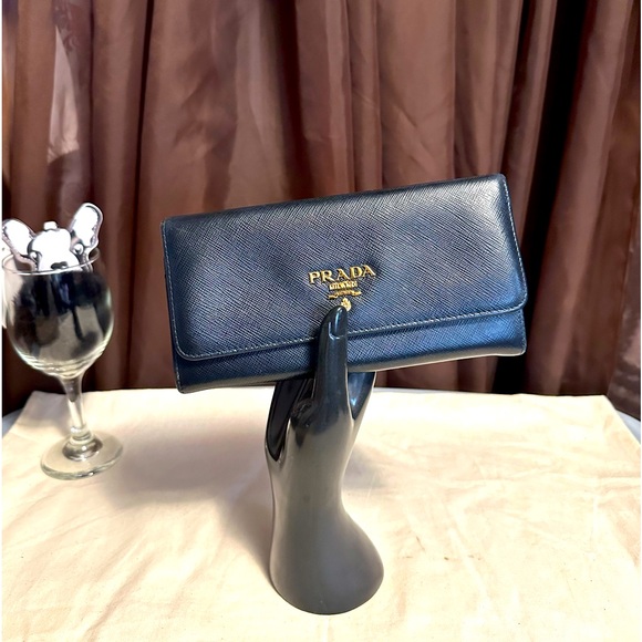 Prada wallet 7.5 x 3.5 black in excellent condition. Absolutely beautiful. - Picture 1 of 9